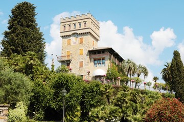 Fototapeta na wymiar Villa con torre