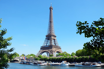 Fototapeta na wymiar Paris mit Seine und Eiffelturm / Tour Eiffel / Eiffeltower 