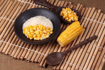 Streamed sweet corn with sweet sticky rice in coconut milk .