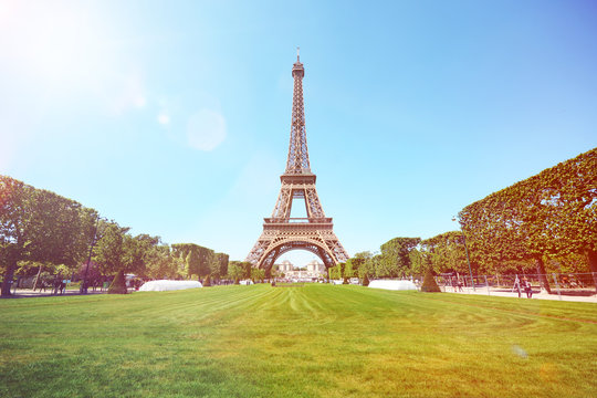 Eiffelturm / Tour Eiffel / Eiffeltower in Paris mit Park Champ de Mars