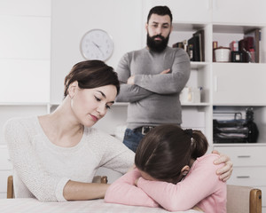 Obraz premium Father lecturing wife and daughter