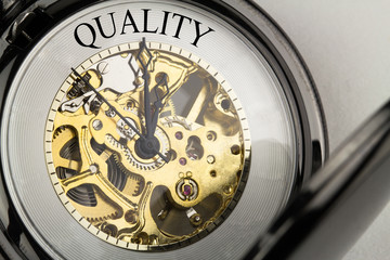 Quality auf Taschenuhr