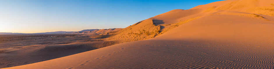 Fototapeta na wymiar beautiful evening landscape in desert