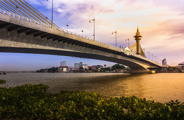 Obraz premium Maha Chesadabodindranusorn Bridge Suspension bridge across the chao phraya river in thailand.