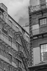 Czarno-biały amerykański budynek ze schodami ratowniczymi - 155863433