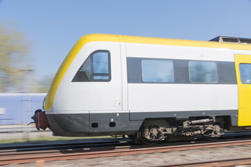 Gelber Triebwagen in voller Geschwindigkeit