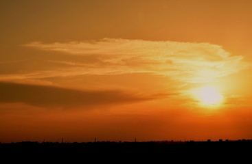 Obraz premium Spektakularne smugi chmur i miejski pejzaż