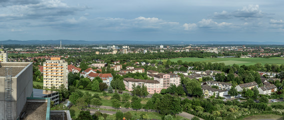 Blick über Worms am Rhein vom Dach des Klinikums