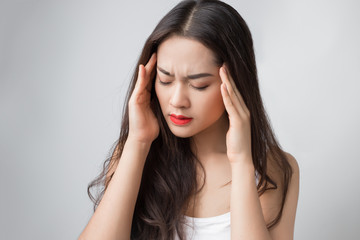 Fototapeta premium Młoda Azjatka ma poważny ból głowy.