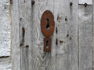 Detalle de cerradura antigua y oxidada