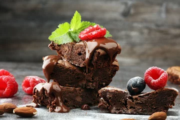 Photo sur Plexiglas Dessert brownies au chocolat maison sur fond gris