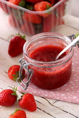 Marmellata di fragole su barattolo di vetro