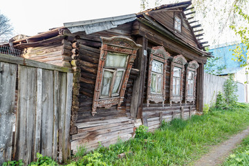 Fototapeta na wymiar A dilapidated log house in a provincial Russian town