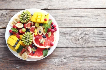 Photo sur Plexiglas Fruits Salade de fruits frais sur une table en bois grise