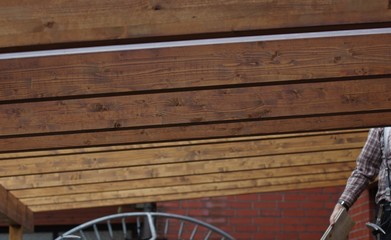 Terrassenüberdachung - Pergola aus Holz montieren