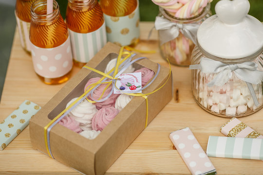  &nbsp;marshmallow in box on tabble