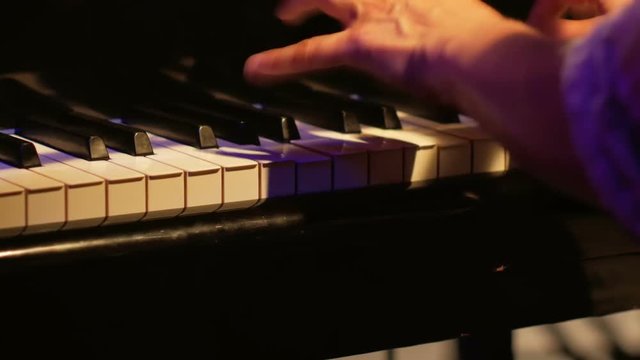 Grand piano: playing staccato chords - Close up