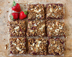oat crumble bars with strawberries
