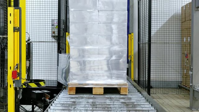 Boxes wrapping with a foil by a heavy duty machine