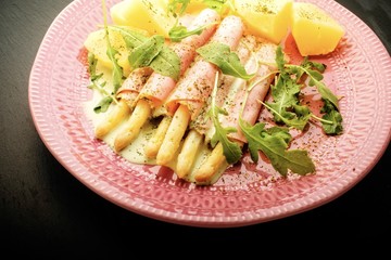 Spargel mit Kartoffel und schinken