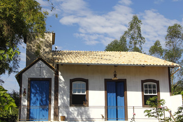 Fototapeta na wymiar Casa colonial com Igreja