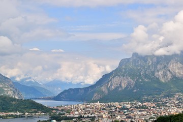 Fototapeta na wymiar Montagne intorno al lago di Como a Lecco in Italia