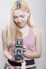 blonde fotografin mit rollfilm kamera