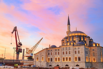 Obraz premium Silhouette view of dock crane and modern look mosque near the Marmara