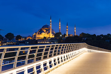 Obraz premium Suleymaniye mosque twilight view from new built Halic metro Bridge
