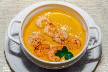 Vegetable cream soup with shrimps and croutons