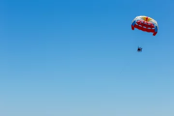 Photo sur Plexiglas Sports aériens Parasailing, skydiving high in the blue sky