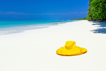 Fototapeta na wymiar Straw yellow sunhat on perfect Maldives beach