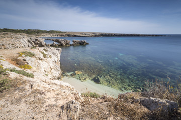Fototapeta na wymiar Vista panoramica della baia di Cala Rotonda, isola di Favignana IT 