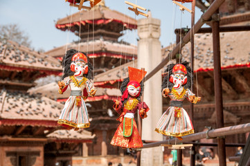 Marionetki na tle dachów pagody na Durbar Square w Katmandu.