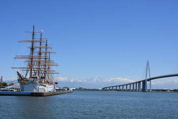 Obraz premium 海王丸パークと立山連峰