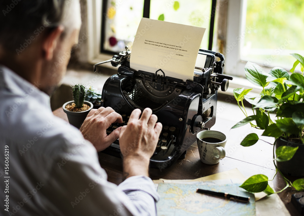 Fototapete man using retro typewriter machine work writer