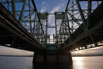 Bridge with lifting balances and separation of two-way traffic on single pole across river