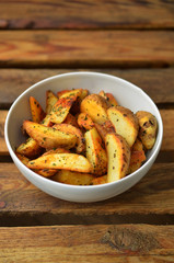 Grilled potatoes won wooden table.