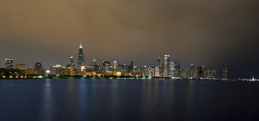 Fototapeta na wymiar Night Time Panorama of Chicago Skyline