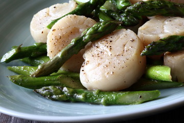 帆立貝とアスパラガスのバター炒め　Saute of scallops and asparagus