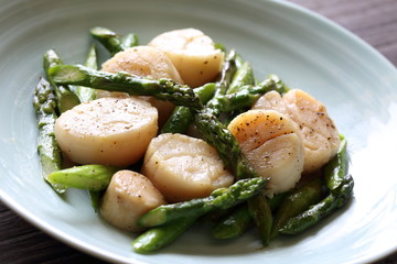 帆立貝とアスパラガスのバター炒め　Saute of scallops and asparagus