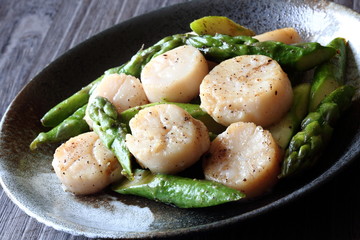 帆立貝とアスパラガスのバター炒め　Saute of scallops and asparagus