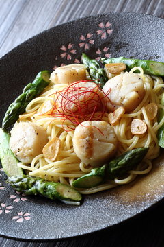 帆立貝とアスパラガスのパスタ　Pasta with scallops and asparagus