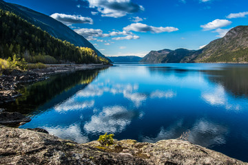 Fototapeta na wymiar A beautiful mount lake