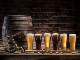 Verres de bière et baril de bière sur la table en bois. Brasserie artisanale.