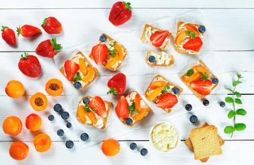tasty strawberry apricot blueberry crisp toasts