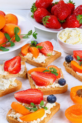 toasted bread with cream cheese and fruits