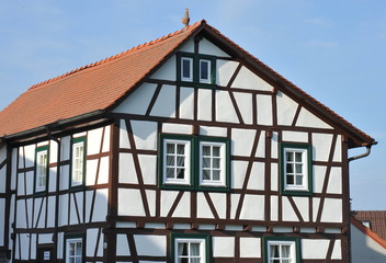 Fassade eines renovierten historischen Fachwerkhauses