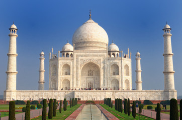 Fototapeta na wymiar White marble Taj Mahal in India, Agra, Uttar Pradesh.
