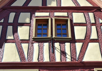 Fassade eines renovierten historischen Fachwerkhauses
